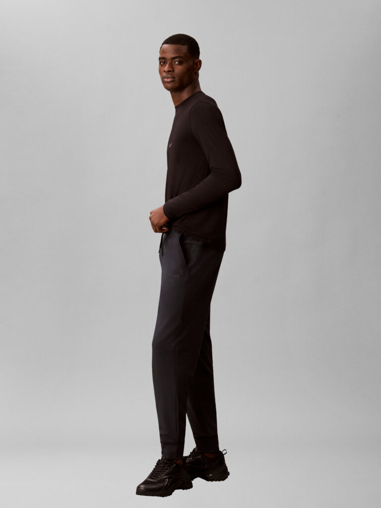 Calvin Klein Jogger LVGMF6P601-UB1 heren joggingbroek in het zwart met elastische boorden bij de enkels