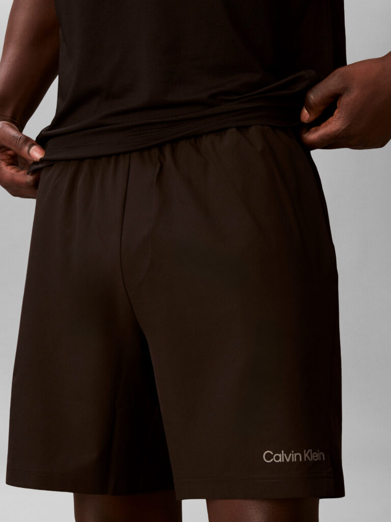 Calvin Klein Woven Short LVGMS6S806-UB1 heren short in het zwart met geweven structuur en elastische tailleband