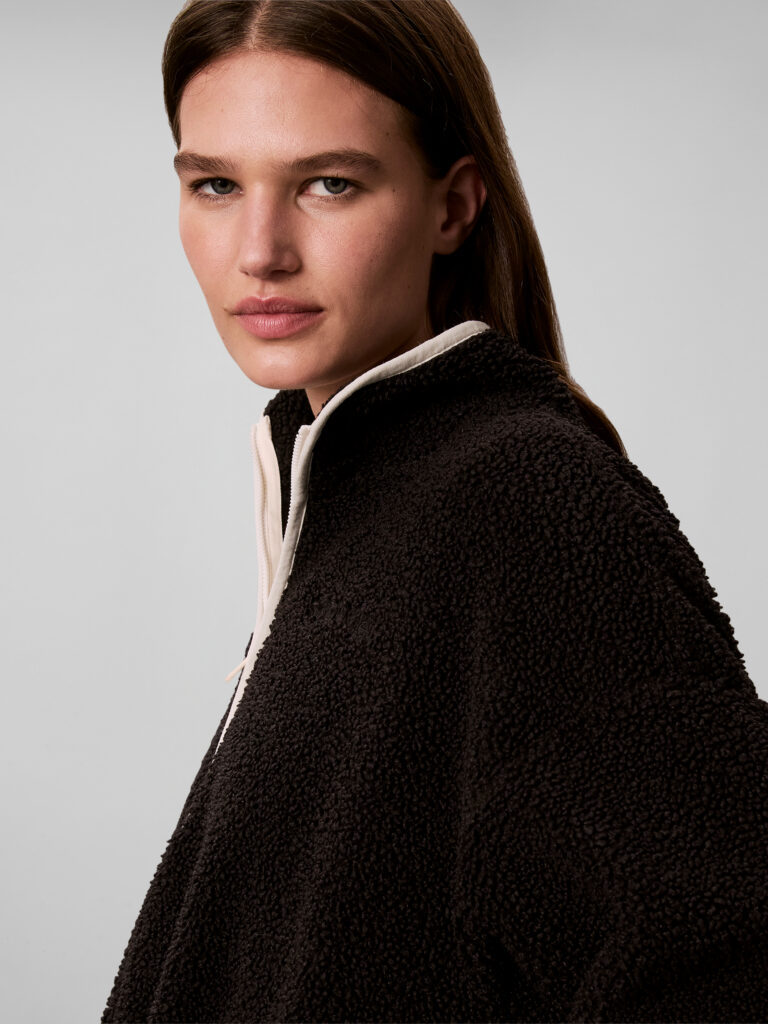 Calvin Klein Sherpa 1/4 Zip dames fleece sweater in zwart met kortere ritssluiting, opstaande kraag en subtiel logo