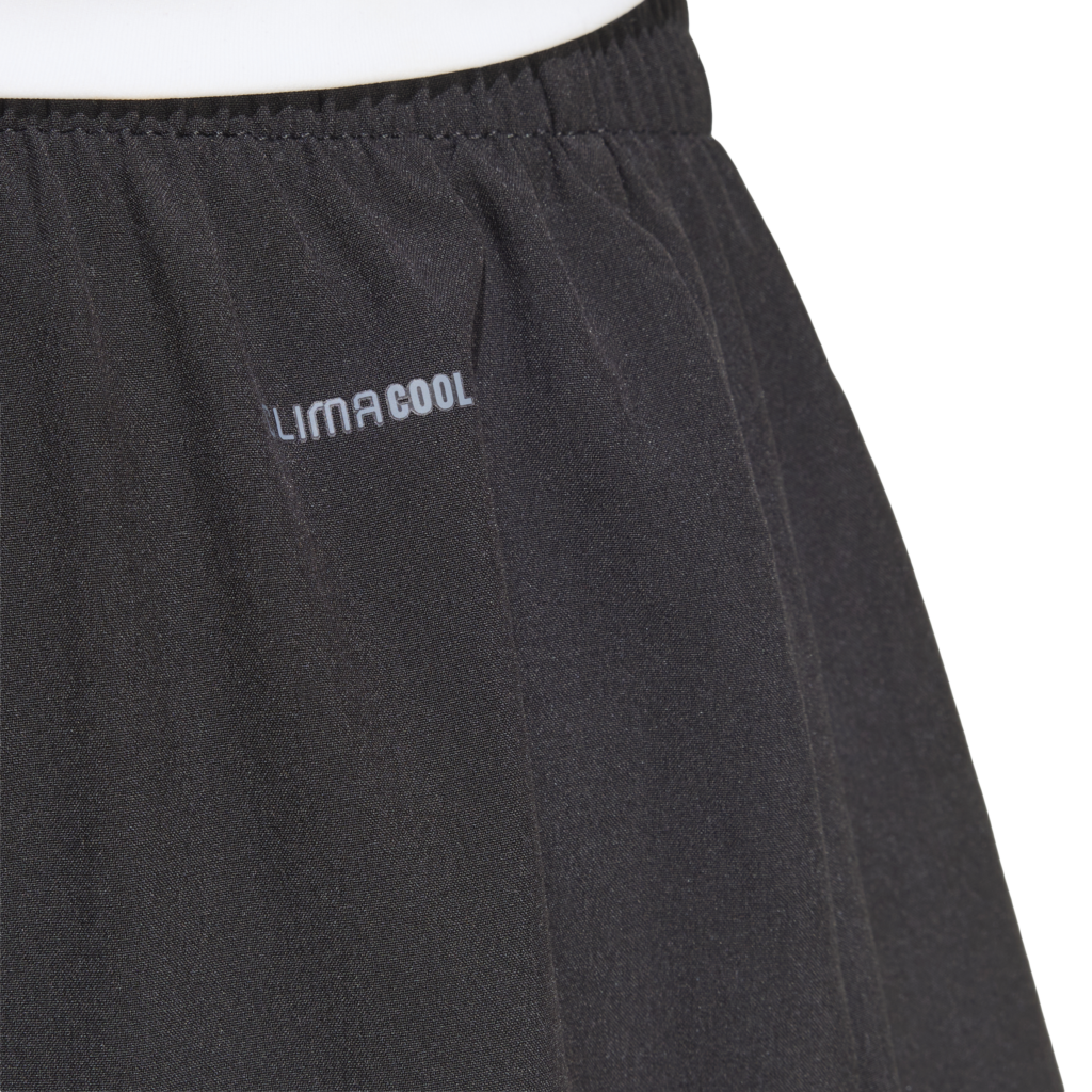 Detail van de adidas Match short met logo