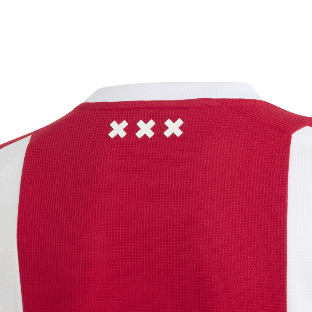 Adidas Ajax Amsterdam thuis tenue bestaande uit het klassieke rode en witte shirt en short
