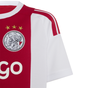 Adidas Ajax Amsterdam thuis tenue bestaande uit het klassieke rode en witte shirt en short
