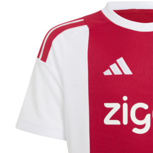 Adidas Ajax Amsterdam thuis tenue bestaande uit het klassieke rode en witte shirt en short