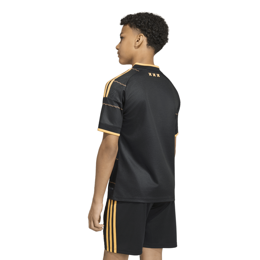 Adidas Ajax Amsterdam Uit Tenue 2026/2027 bestaande uit het officiële uitshirt en de bijpassende uitshort met clubembleem