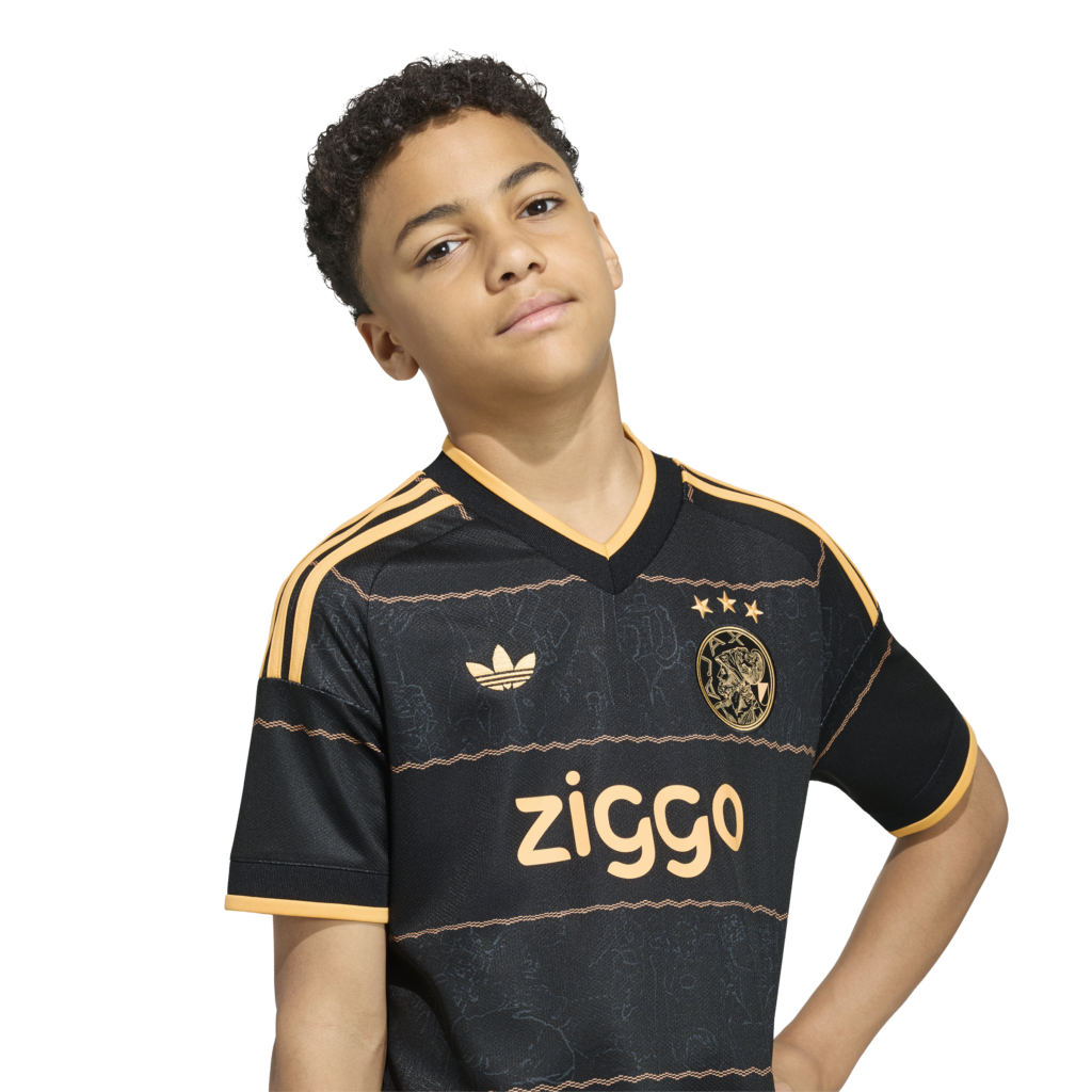Adidas Ajax Amsterdam Uit Tenue 2026/2027 bestaande uit het officiële uitshirt en de bijpassende uitshort met clubembleem
