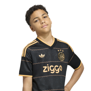 Adidas Ajax Amsterdam Uit Tenue 2026/2027 bestaande uit het officiële uitshirt en de bijpassende uitshort met clubembleem