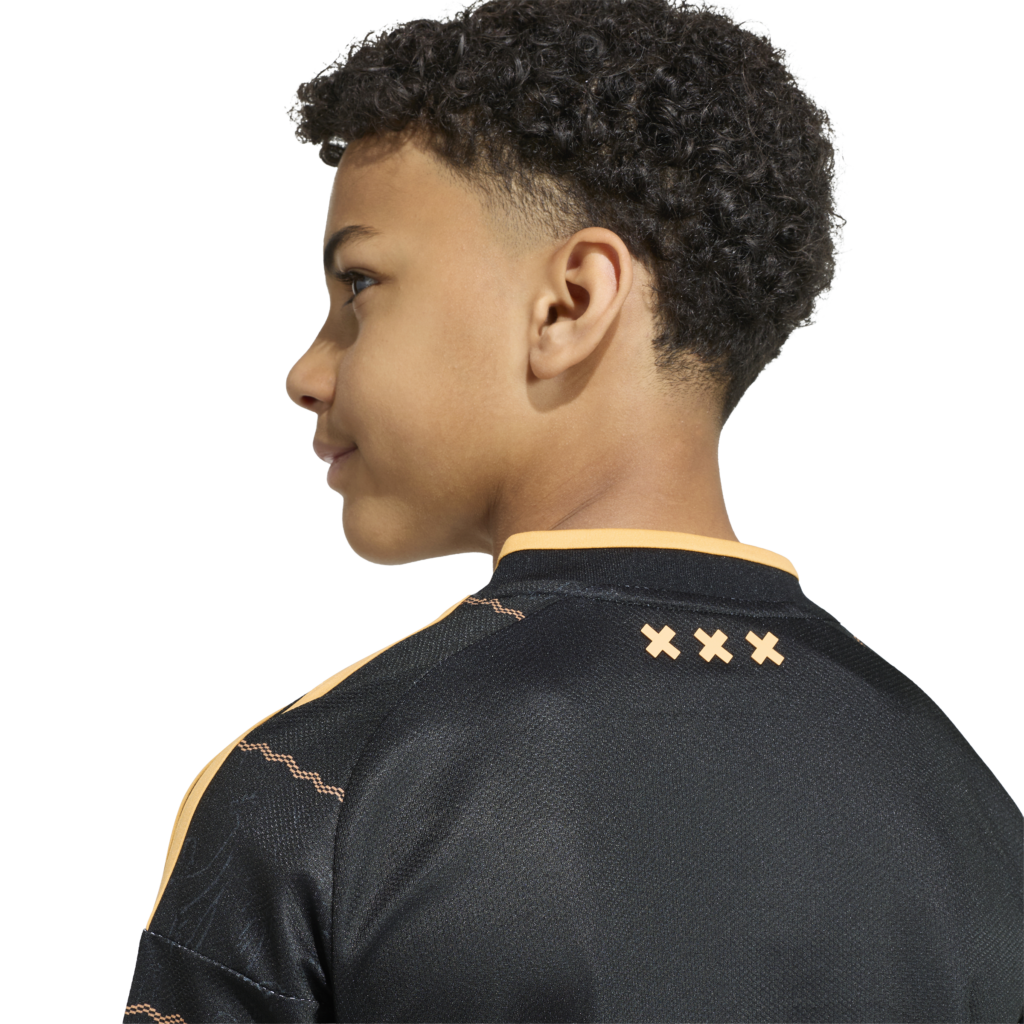 Adidas Ajax Amsterdam Uit Tenue 2026/2027 bestaande uit het officiële uitshirt en de bijpassende uitshort met clubembleem