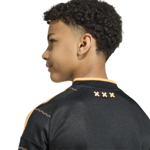 Adidas Ajax Amsterdam Uit Tenue 2026/2027 bestaande uit het officiële uitshirt en de bijpassende uitshort met clubembleem