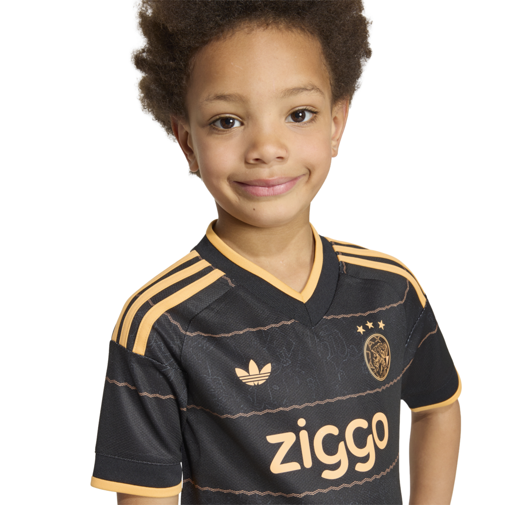 Adidas Ajax Amsterdam Uit Tenue 2026/2027 bestaande uit het officiële uitshirt en de bijpassende uitshort met clubembleem
