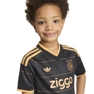 Adidas Ajax Amsterdam Uit Tenue 2026/2027 bestaande uit het officiële uitshirt en de bijpassende uitshort met clubembleem
