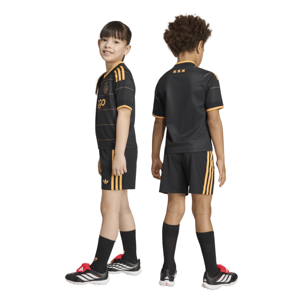 Adidas Ajax Amsterdam Uit Tenue 2026/2027 bestaande uit het officiële uitshirt en de bijpassende uitshort met clubembleem