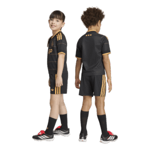 Adidas Ajax Amsterdam Uit Tenue 2026/2027 bestaande uit het officiële uitshirt en de bijpassende uitshort met clubembleem