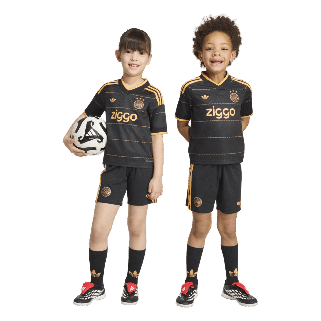 Adidas Ajax Amsterdam Uit Tenue 2026/2027 bestaande uit het officiële uitshirt en de bijpassende uitshort met clubembleem
