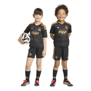 Adidas Ajax Amsterdam Uit Tenue 2026/2027 bestaande uit het officiële uitshirt en de bijpassende uitshort met clubembleem