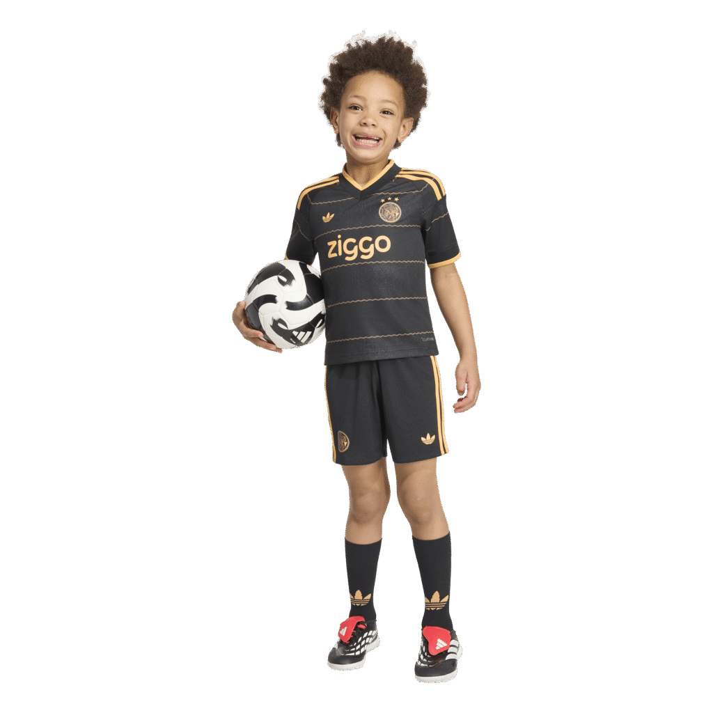 Adidas Ajax Amsterdam Uit Tenue 2026/2027 bestaande uit het officiële uitshirt en de bijpassende uitshort met clubembleem