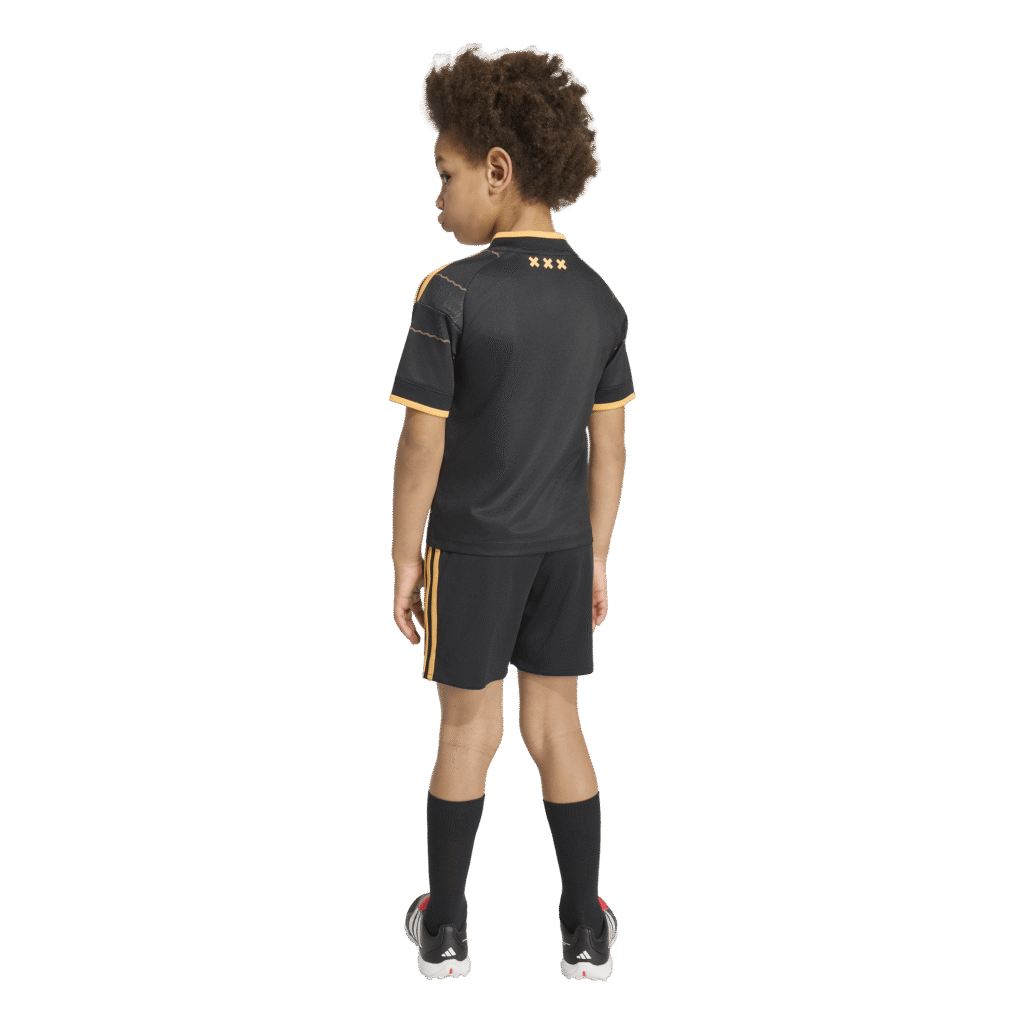 Adidas Ajax Amsterdam Uit Tenue 2026/2027 bestaande uit het officiële uitshirt en de bijpassende uitshort met clubembleem