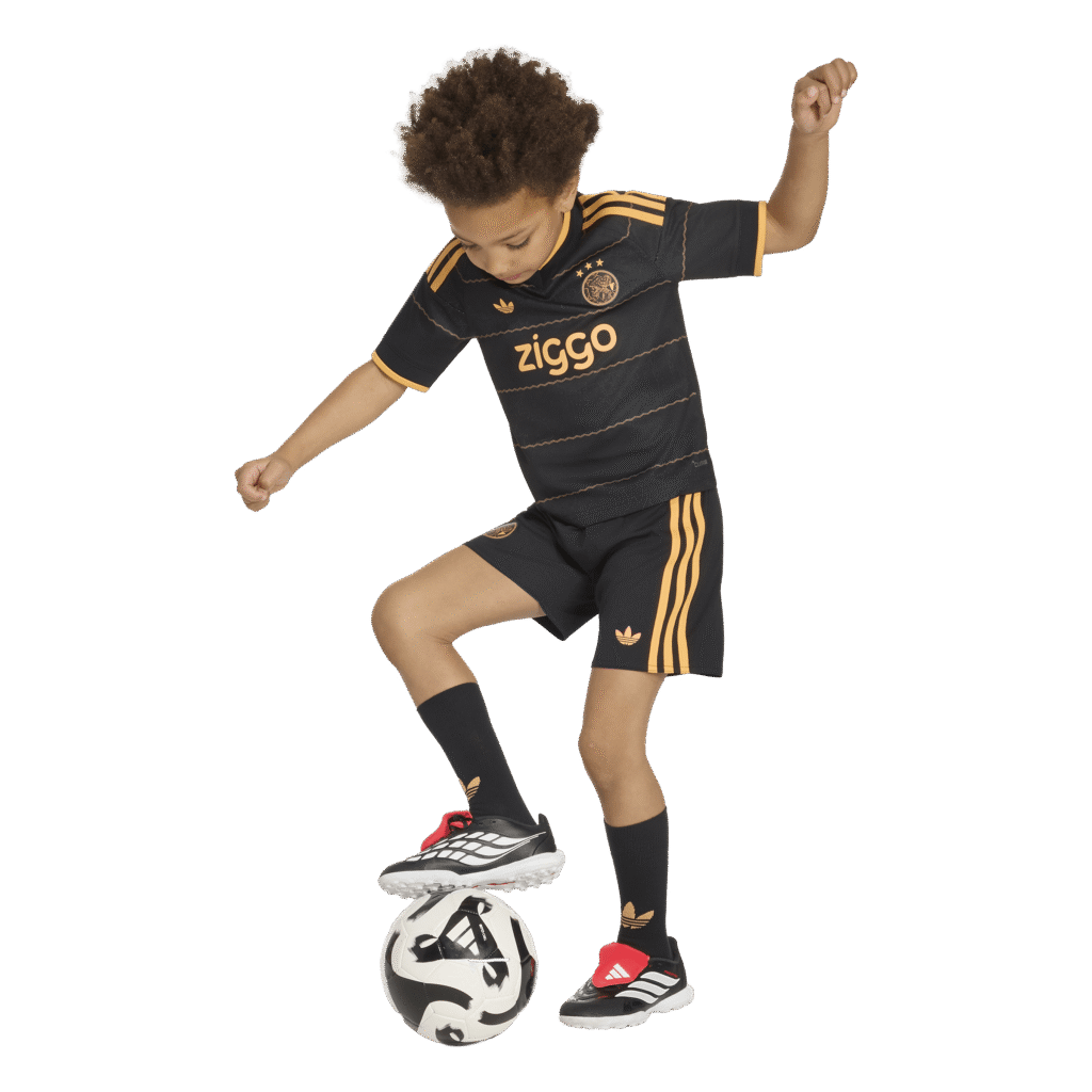 Adidas Ajax Amsterdam Uit Tenue 2026/2027 bestaande uit het officiële uitshirt en de bijpassende uitshort met clubembleem