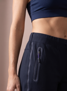 Sjeng Kave trainingsbroek voor dames in donkerblauw.