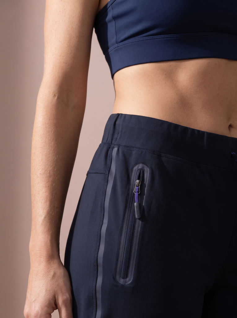 Sjeng Kave trainingsbroek voor dames in donkerblauw.