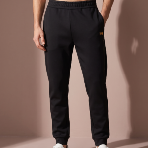 Sjeng Sports Men's Pant Orhan B001 heren trainingsbroek in het zwart met oranje details met zakken en een strakke afwerking