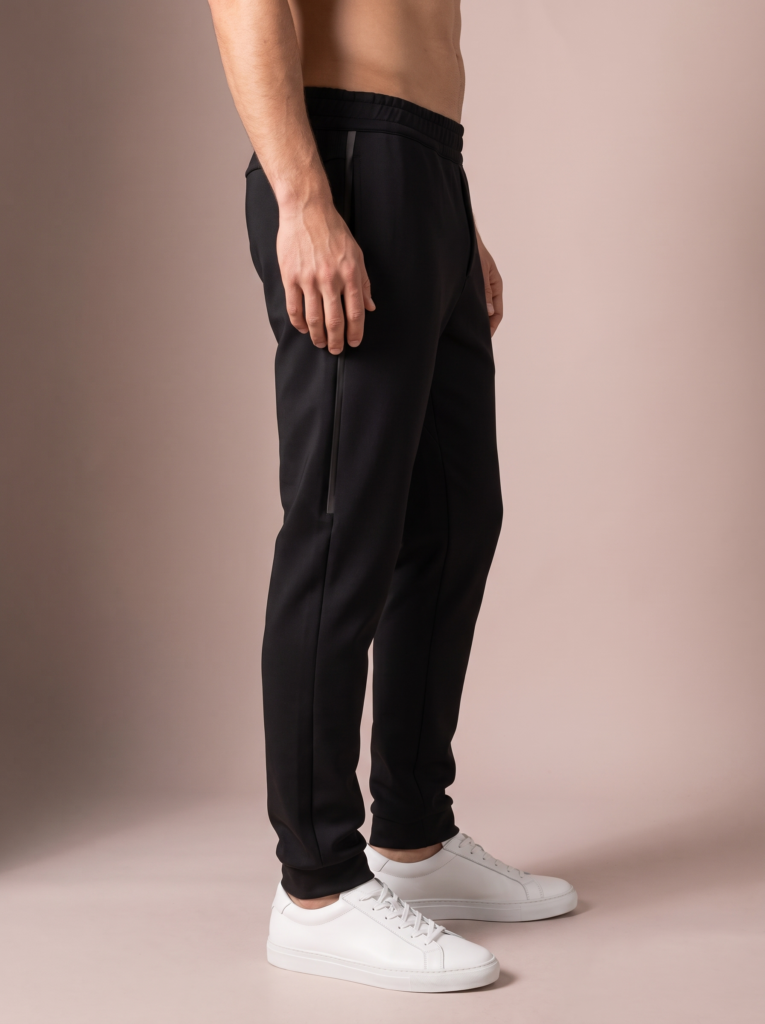 Sjeng Sports Men's Pant Orhan B001 heren trainingsbroek in het zwart met oranje details met zakken en een strakke afwerking