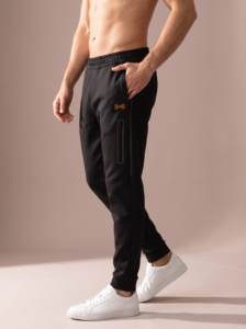 Sjeng Sports Men's Pant Orhan B001 heren trainingsbroek in het zwart met oranje details met zakken en een strakke afwerking