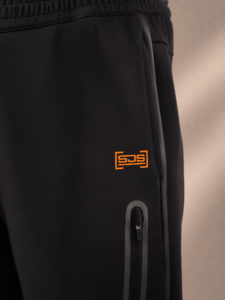 Sjeng Sports Men's Pant Orhan B001 heren trainingsbroek in het zwart met oranje details met zakken en een strakke afwerking