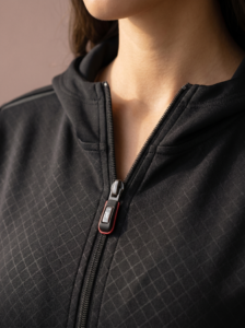 Sjeng Sports Lady Hooded Jacket Rotonda dames vest met doorlopende ritssluiting, capuchon en vrouwelijke getailleerde pasvorm