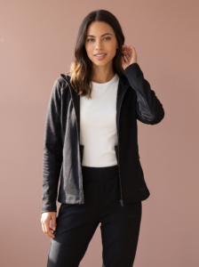 Sjeng Sports Lady Hooded Jacket Rydelle B001 dames vest in het zwart met doorlopende ritssluiting, capuchon en vrouwelijke pasvorm