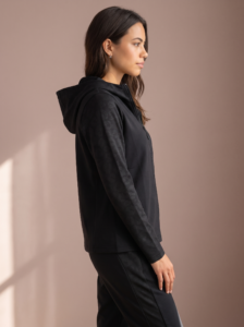 Sjeng Sports Lady Hooded Jacket Rydelle B001 dames vest in het zwart met doorlopende ritssluiting, capuchon en vrouwelijke pasvorm