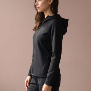 Sjeng Sports Lady Hooded Jacket Rydelle B001 dames vest in het zwart met doorlopende ritssluiting, capuchon en vrouwelijke pasvorm