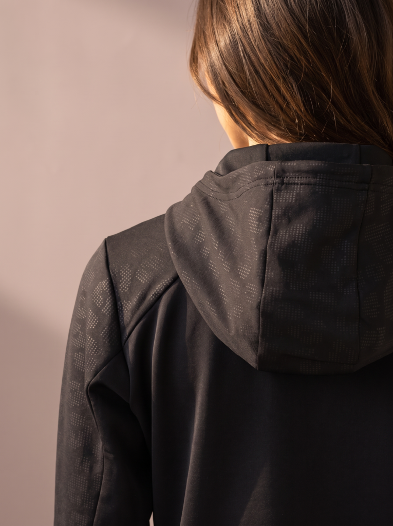 Sjeng Sports Lady Hooded Jacket Rydelle B001 dames vest in het zwart met doorlopende ritssluiting, capuchon en vrouwelijke pasvorm