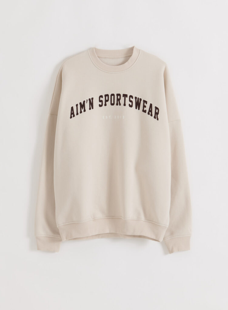 Aim'n Sand Varsity Sweatshirt 23100186-025 dames sweater in de kleur Sand zandkleur met Varsity borduursel