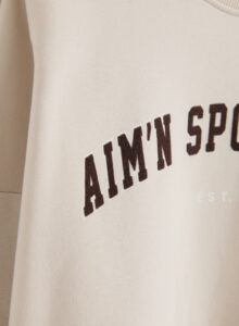 Aim'n Sand Varsity Sweatshirt 23100186-025 dames sweater in de kleur Sand zandkleur met Varsity borduursel