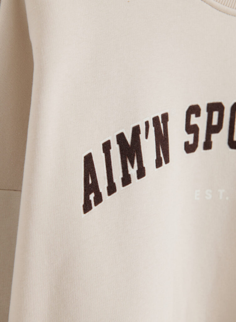 Aim'n Sand Varsity Sweatshirt 23100186-025 dames sweater in de kleur Sand zandkleur met Varsity borduursel