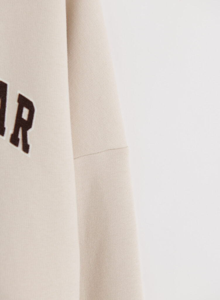 Aim'n Sand Varsity Sweatshirt 23100186-025 dames sweater in de kleur Sand zandkleur met Varsity borduursel