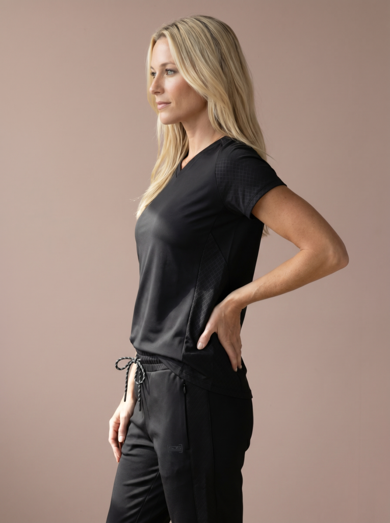 Sjeng Sports Lady Tee Solane-B001 dames sportshirt in het zwart met korte mouwen en subtiele accenten