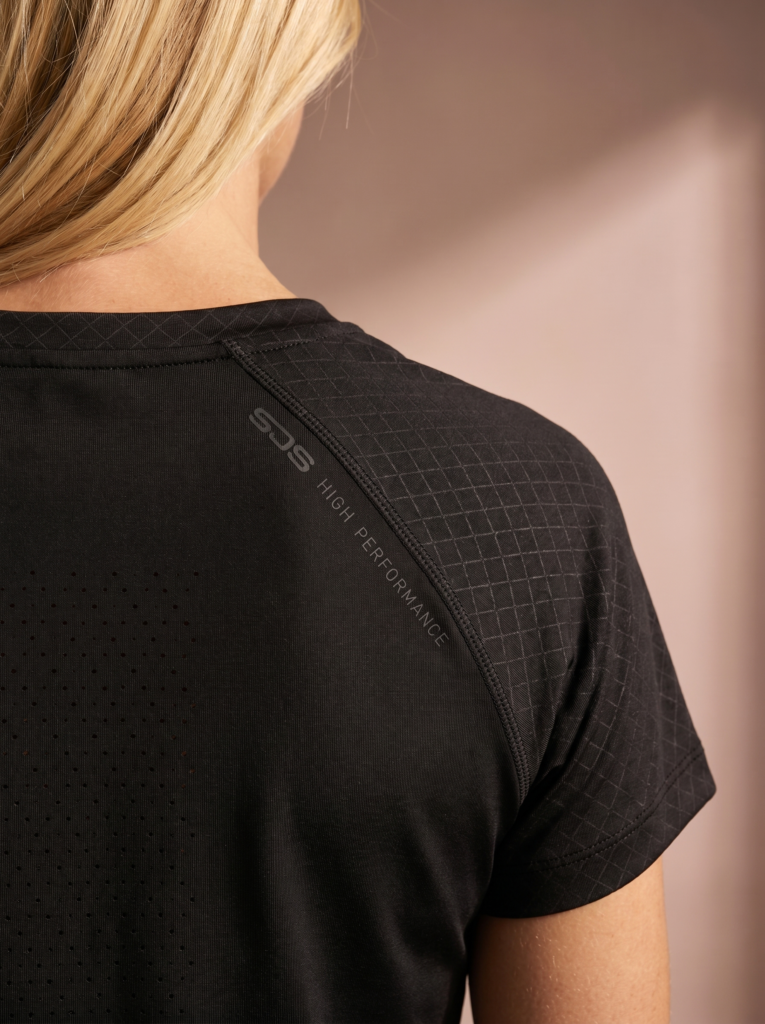Sjeng Sports Lady Tee Solane-B001 dames sportshirt in het zwart met korte mouwen en subtiele accenten