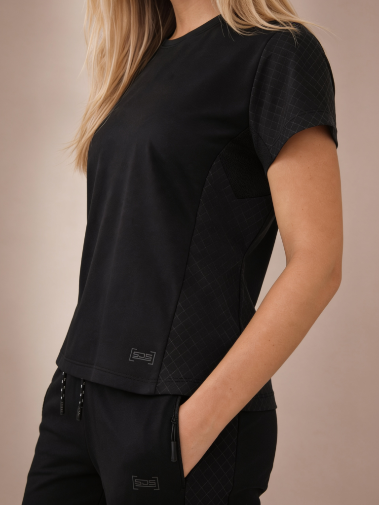 Sjeng Sports Lady Tee Solane-B001 dames sportshirt in het zwart met korte mouwen en subtiele accenten
