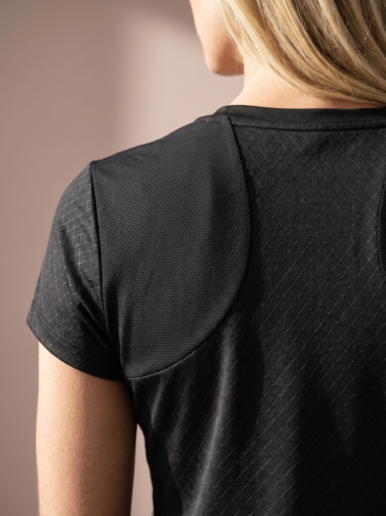 Sjeng Sports Lady Tee Sommer B001 dames sportshirt in het zwart met korte mouwen en V-hals