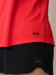 Sjeng Sports Lady Tee Sommer R110 dames sportshirt in het rood met korte mouwen en V-hals