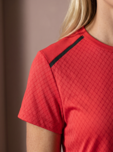Sjeng Sports Lady Tee Sommer R110 dames sportshirt in het rood met korte mouwen en V-hals