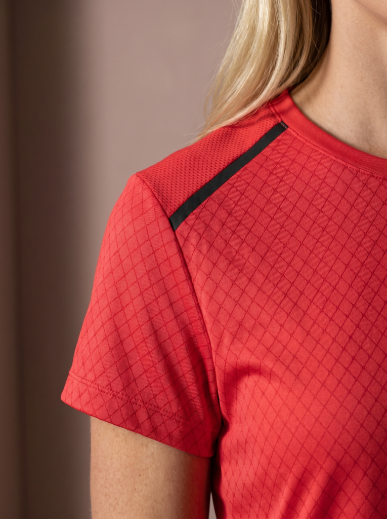 Sjeng Sports Lady Tee Sommer R110 dames sportshirt in het rood met korte mouwen en V-hals