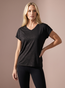 Sjeng Sports Lady Tee Spice B001 dames sportshirt in het zwart met korte mouwen en elegante halslijn