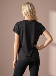Sjeng Sports Lady Tee Spice B001 dames sportshirt in het zwart met korte mouwen en elegante halslijn