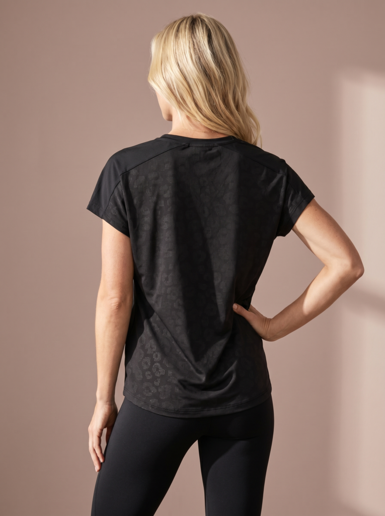 Sjeng Sports Lady Tee Spice B001 dames sportshirt in het zwart met korte mouwen en elegante halslijn