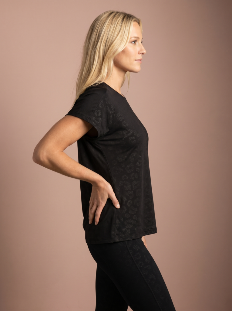Sjeng Sports Lady Tee Spice B001 dames sportshirt in het zwart met korte mouwen en elegante halslijn
