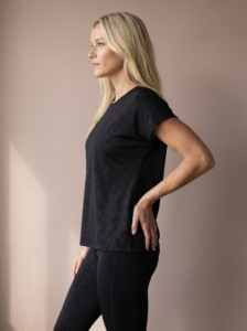 Sjeng Sports Lady Tee Spice B001 dames sportshirt in het zwart met korte mouwen en elegante halslijn