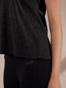 Sjeng Sports Lady Tee Spice B001 dames sportshirt in het zwart met korte mouwen en elegante halslijn