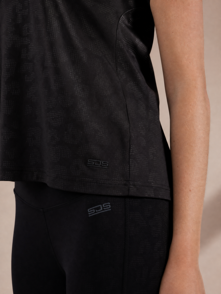 Sjeng Sports Lady Tee Spice B001 dames sportshirt in het zwart met korte mouwen en elegante halslijn